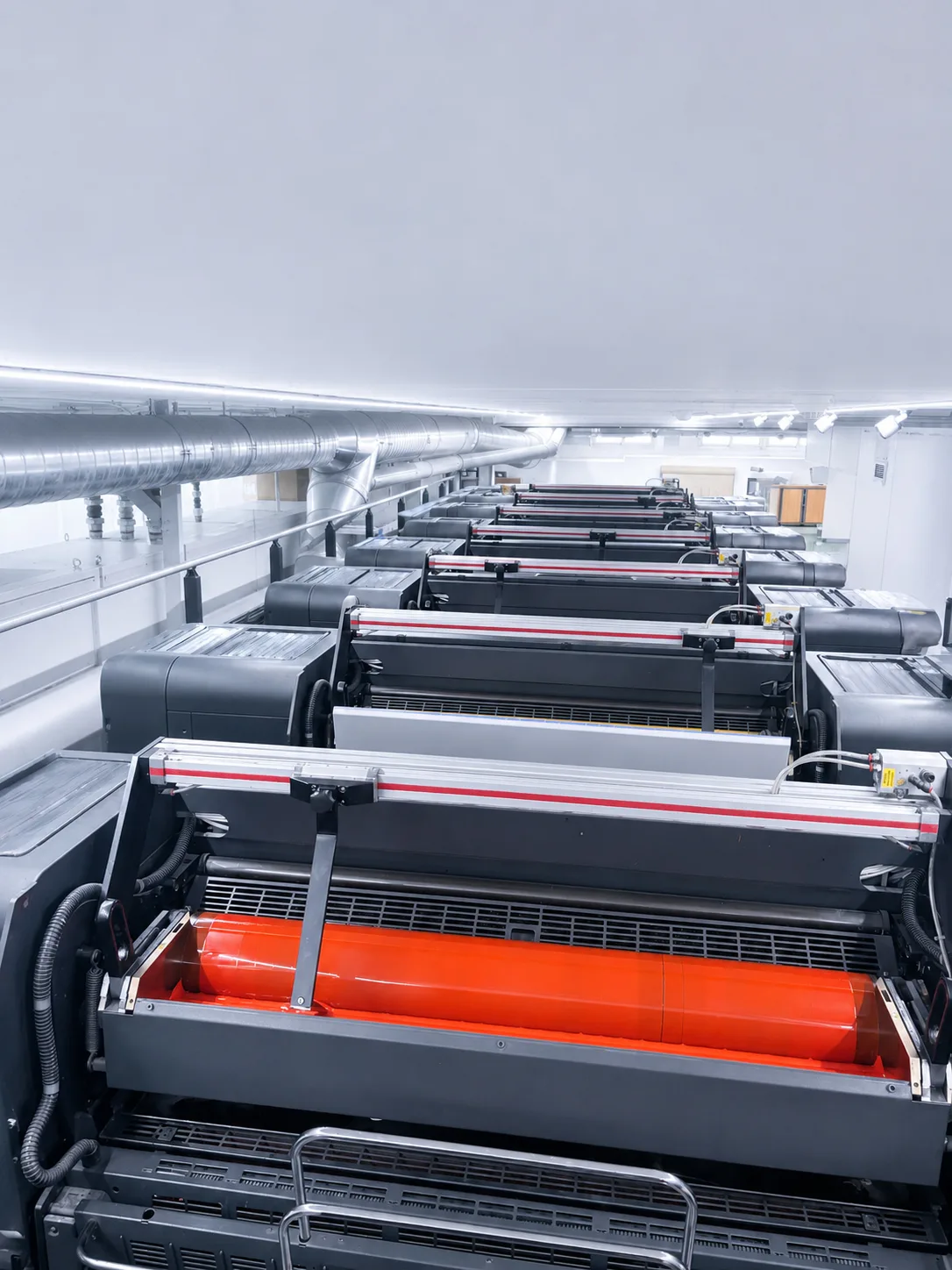 Detalle de pliegos impresos para etiquetas IML pasando por máquina offset