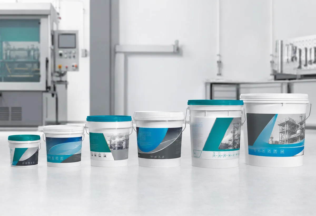 Familia de cubos de pintura con etiquetas IML industriales
